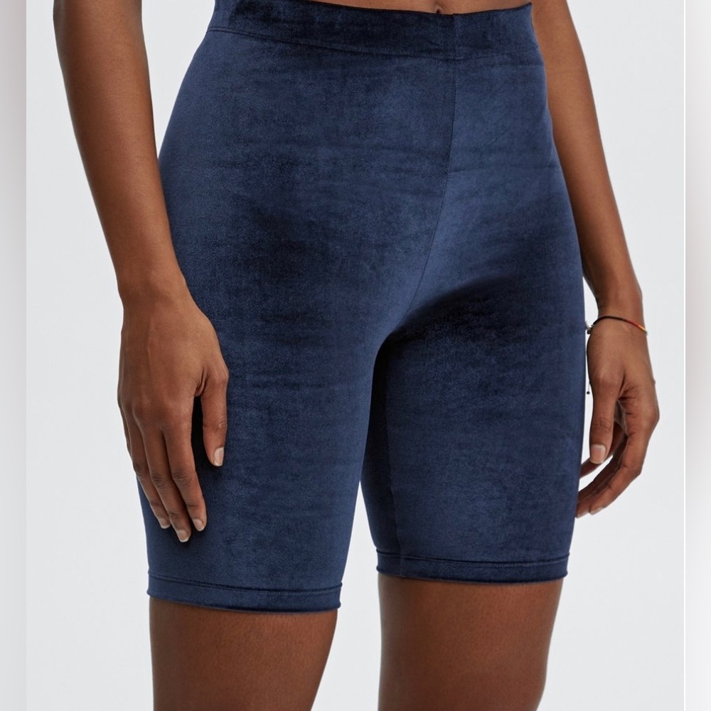 Fabletics High Waisted Velour 9" Short - size M - NWT